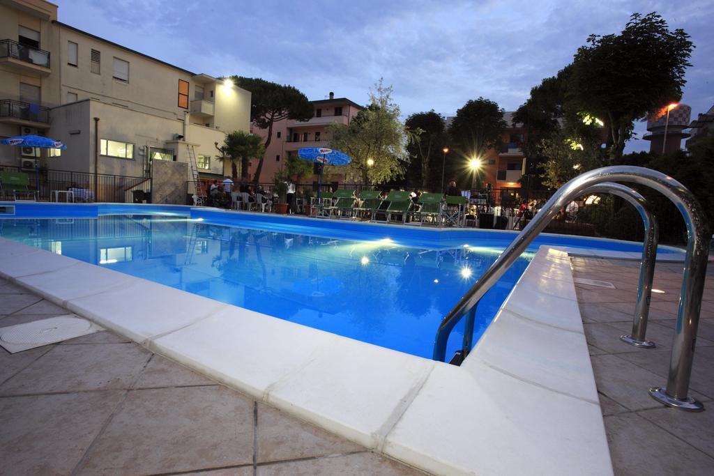 Hotel Vannini Римини Экстерьер фото