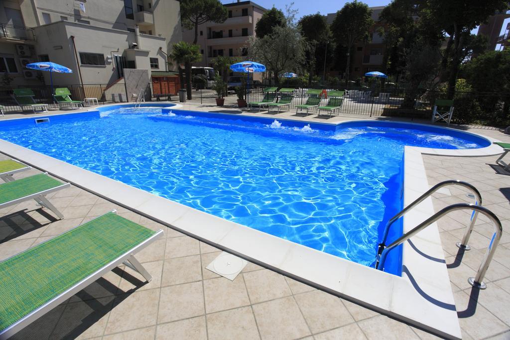 Hotel Vannini Римини Экстерьер фото