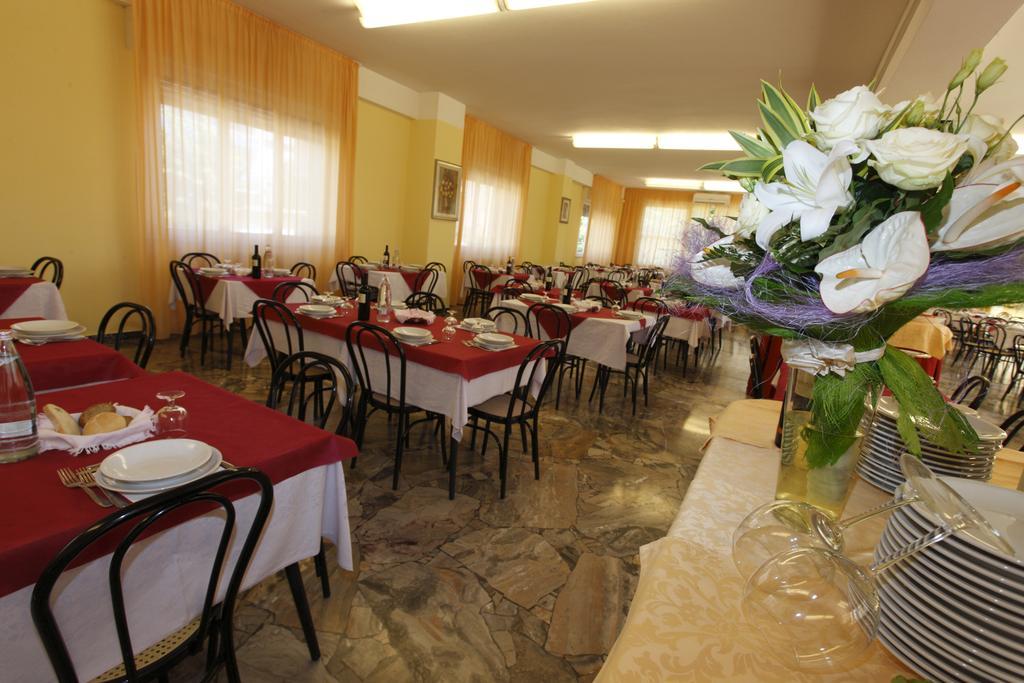 Hotel Vannini Римини Экстерьер фото